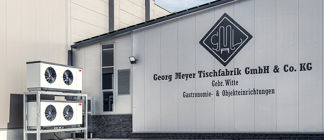 Intelligente Energieversorgung - Multivalente Hoval Energiezentrale für Produktionshalle und Verwaltung
