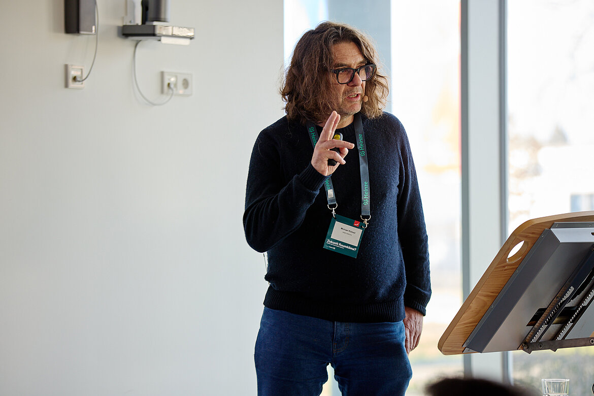 Der Architekt Michael Kölmel von team:tektura in Köln zeigte, wie serielle Sanierung die Transformation des Wohnungsbaus beschleunigen kann. Dabei betonte er die zentrale Rolle der Planer und Architekten bei der individuellen Bewertung jedes Gebäudes. Bildquelle: Zehnder Group Deutschland GmbH, Lahr.