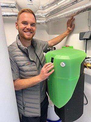 Passt perfekt: Florian Detzel vertreibt erfolgreich chemiefreie Kalkschutzgeräte und ist überzeugt, dass umweltfreundliche Techniklösungen für das SHK Handwerk unverzichtbar sind. Copyright: WATERCryst Wassertechnik GmbH