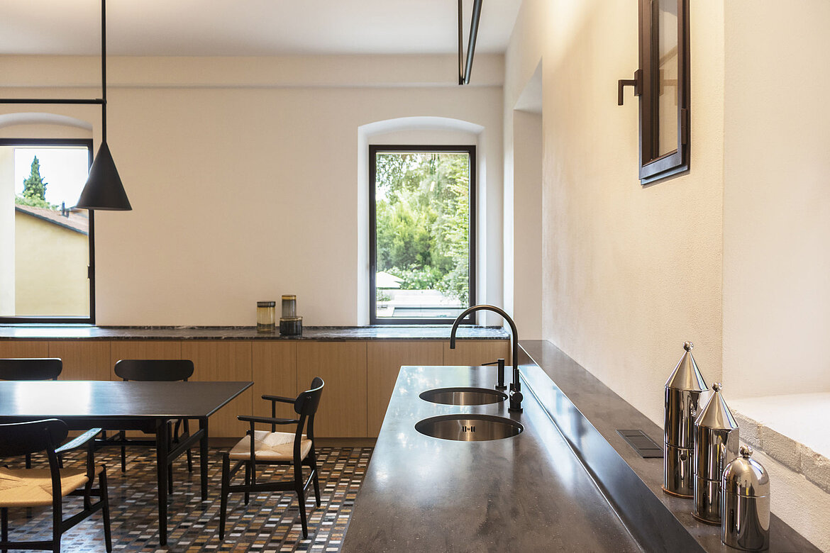 In der Küche ist Tara von Dornbracht in Dark Platinum gebürstet Teil eines ästhetischen Ensembles, in dem alle Elemente exakt aufeinander abgestimmt sind. Produktdesign der Armaturen: Sieger Design Copyright: Massimiliano Gamba