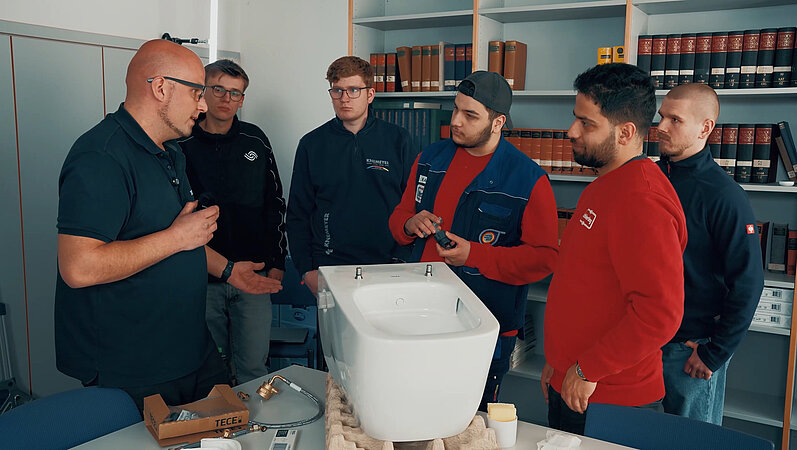 Azubi-Praxisprojekt: Dusch-WC TECEneo Nachrüstung im Berufskolleg