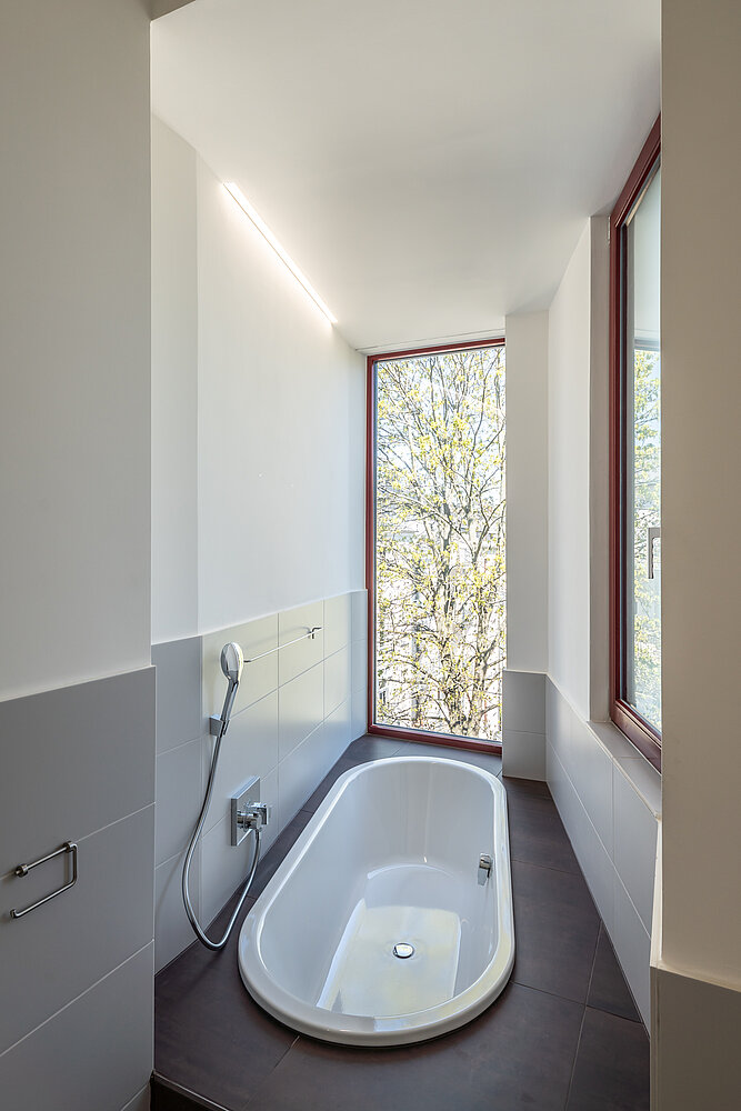 In den neuen Bädern setzen die Classic Duo Oval-Badewannen von Kaldewei aus kreislauffähiger Stahl-Emaille stilvolle und nachhaltige Akzente. Foto: Sfeffen Spitzner