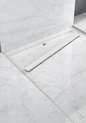 Ton in Ton: Die Premium Duschrinne in Weiß matt harmoniert farblich mit der weißen Marmorfliese und verleiht dem Badzimmer Stil und Klasse.