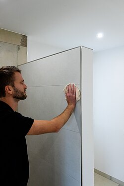 Vor dem Kleben muss die Fläche gründlich gereinigt werden. Eine saubere Oberfläche ist entscheidend für die Haftung des Klebers.Bild: Kermi Duschdesign GmbH