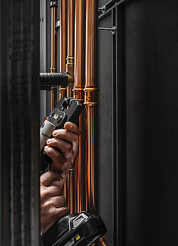 Viega Lösungen in der Rohrleitungs- und Pressverbindungstechnik ermöglichen hochflexible Installationen. Mit den verschiedenen Viega Presswerkzeugen, wie hier der Pressgun 6 Plus, geht das Verpressen schnell und einfach von der Hand. (Foto: Viega)