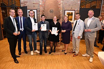 (v.l.n.r.): Alexis Gula, Präsident des Bundesverbandes des Schornsteinfegerhandwerks, Jürgen Welmert, Berufsbildungsausschuss, Hugo Blume, 3. Platz DMH, Maximilian Pinzl, 1. Platz DMH, Alisa Kasten, 2. Platz DMH, Berlins Bürgermeisterin Franziska Giffey, Udo Voigt, Vorstand Berufsbildung im Bundesverband des Schornsteinfegerhandwerks, und Bernd Walter, Berufsbildungsausschuss.