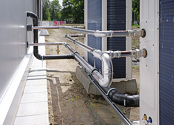 Außen aufgestellte Monoblock-Wärmepumpen können dank der entsprechenden Anschlusssets aus dem Edelstahl-Pressverbindersystem „Temponox“ von Viega besonders einfach an die Hydraulikstation im Haus angebunden werden. (Foto: Viega)