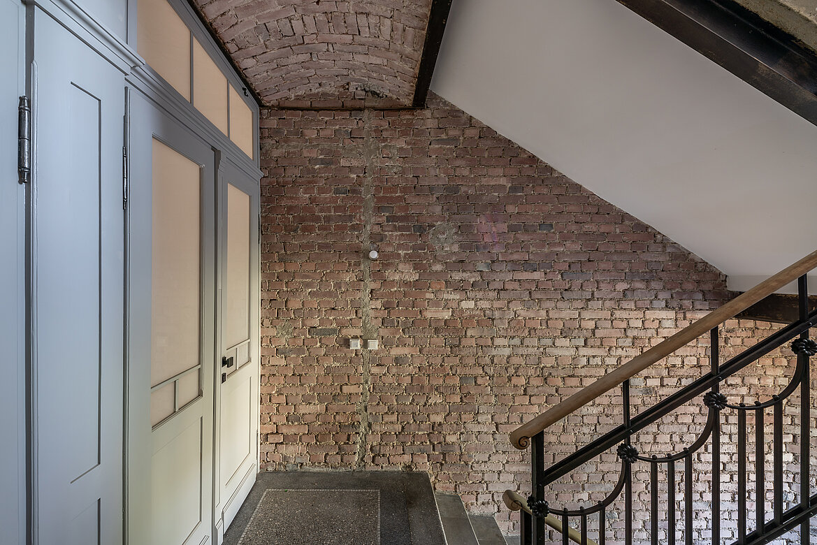 Der Wohnungseingang der Casa Rossa steht exemplarisch für den respektvollen Umgang mit der Gründerzeit-Substanz. Foto: Sfeffen Spitzner