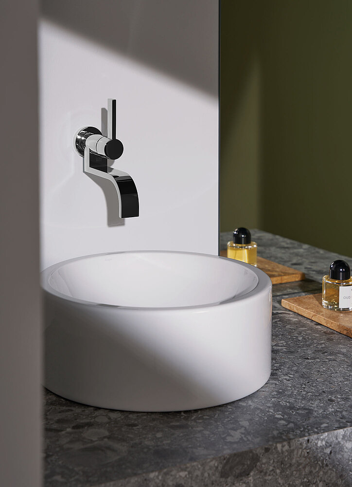 MEM in Chrom sorgt in Verbindung mit Weiß- und Grautönen für klassische Eleganz. Die wandgebundene Variante ist dabei so platzsparend wie optisch außergewöhnlich. Produktdesign der Armaturen: Sieger Design Copyright: Dornbracht