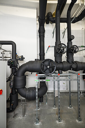 Neben umfangreichen Simulationsberechnungen war ein individuell angefertigter Bypass in DN 200 notwendig, um die Kalkbehandlung bedarfsgerecht an die sehr hohen Spitzenvolumenströme anzupassen. Copyright: WATERCryst Wassertechnik GmbH