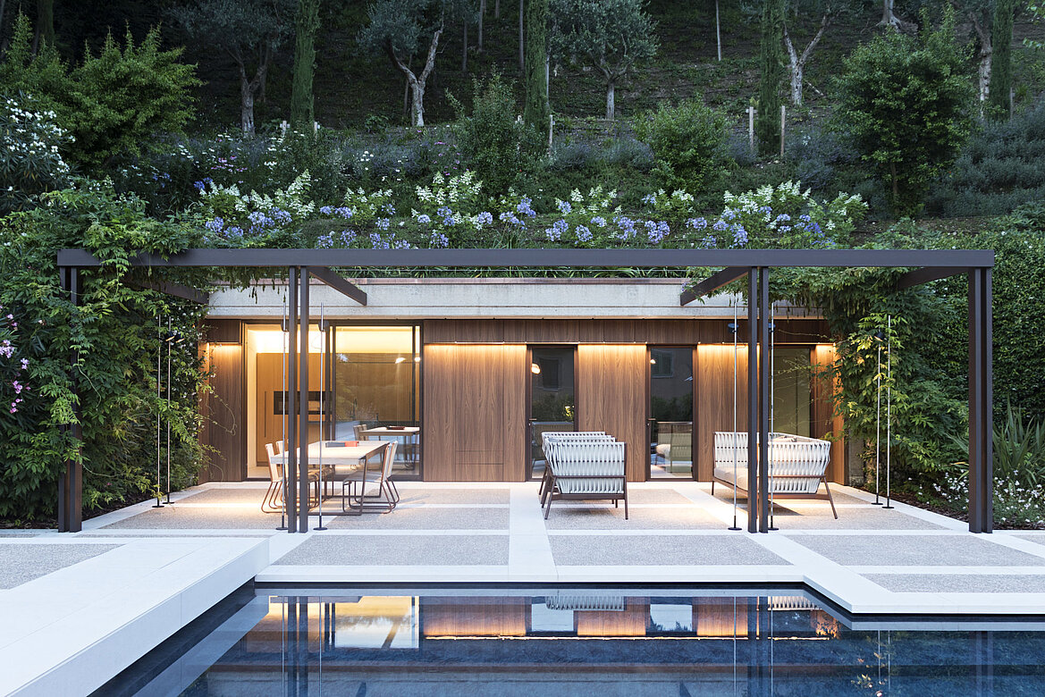 Pool und Poolhaus gehören zu einem sorgfältig gestalteten Garten, der Teil eines umfangreichen, größtenteils terrassenförmig angelegten Außenbereichs ist. Produktdesign der Armaturen: Sieger Design Copyright: Massimiliano Gamba