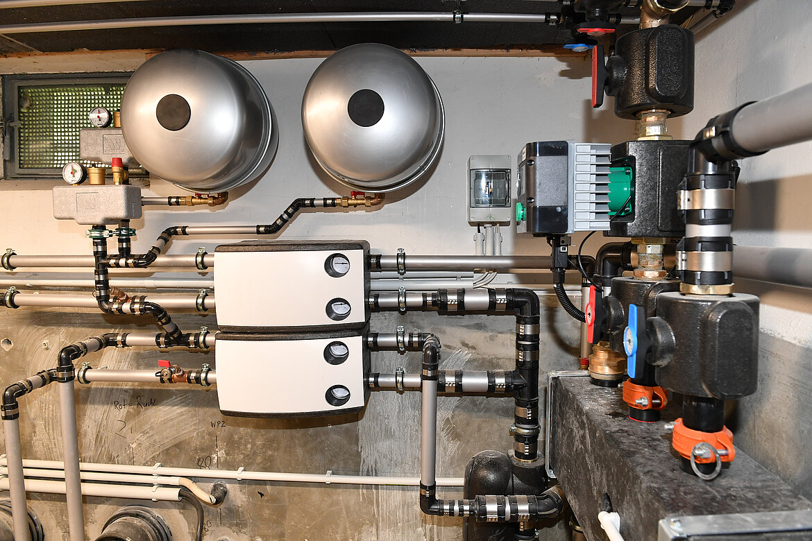Die Heizzentralen im Keller der fünf Wohnblöcke sind mit Geberit FlowFit Leitungen an die Endgeräte in den Wohnungen angeschlossen. Foto: Geberit