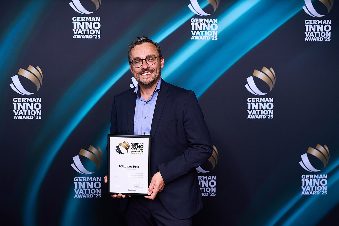 David Mainka, Senior Director Heating and Cooling Solutions Development bei GF Building Flow Solutions, ist stolz auf die Auszeichnung mit dem German Innovation Award 2025 für Uponor I-Shower. Copyright: Rat für Formgebung