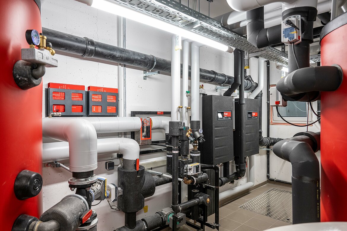 Sowohl für die Wohneinheiten als auch für den Hotelbereich wird mit den Hoval Monoblock-Luftwärmepumpen das passende Temperaturniveau von 60 Grad für Warmwasser und 55 beim zirkulierenden Heizwasser erreicht.