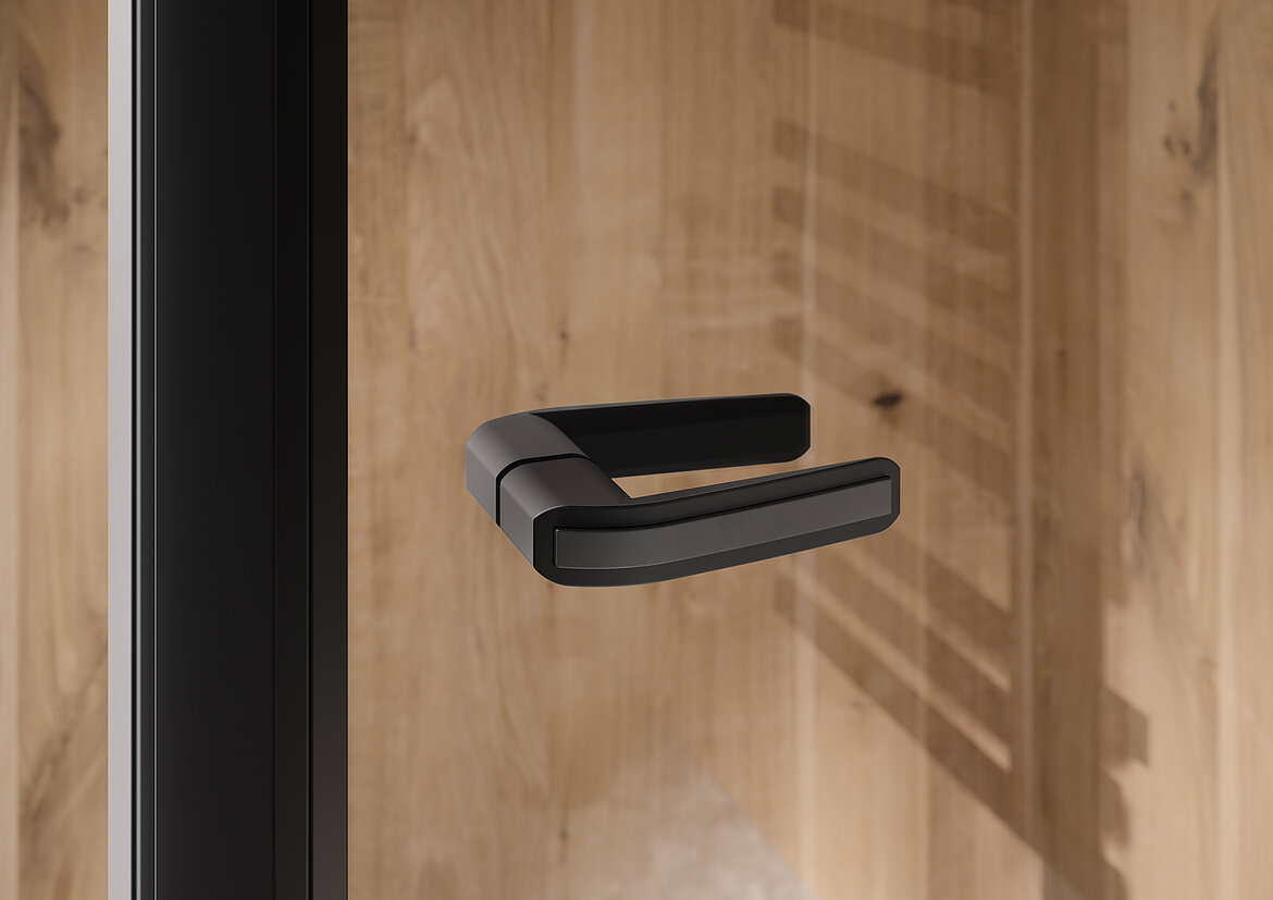 Mit dem neuen ansprechenden Klinkengriffen der Favorit Plus Drehfalttür gestaltet sich das Öffnen und Schließen noch leichtgängiger als zuvor. Bildnachweise: HSK Duschkabinenbau KG