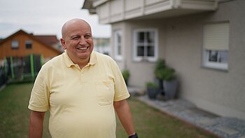 Alfons Kronschnabl ist mit der neuen Heiztechnik sehr zufrieden: „Innerhalb von zwei Wochen war die Heizung komplett installiert. Wir haben jetzt auf der Terrasse keinen Ölgeruch mehr, im Keller sehr viel Platz und umweltfreundlich ist die Heizung auch noch.“ Quelle: WOLF GmbH