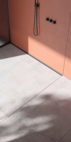 Die neue TECEdrainway überzeugt mit einer stilvollen Optik, die sich unaufdringlich und nahtlos in das Ambiente einfügt – präsent, ohne dominant zu wirken. Bildquelle: TECE GmbH