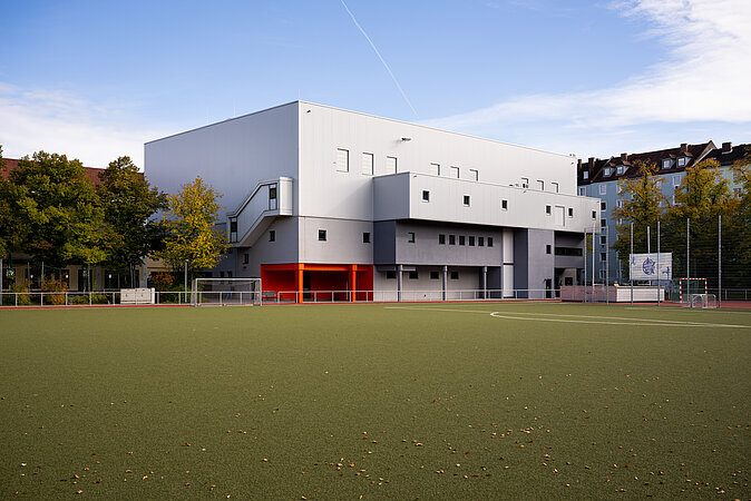 Sanierung einer Sportanlage mit SWS und elektronischen Armaturen von SCHELL