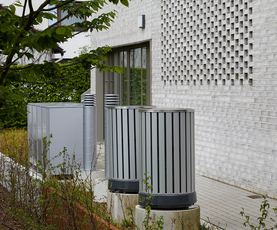 Die mit silberfarbenen Lamellen versehenen Außenmodule stehen auf Betonfundamenten. Vor der hell geklinkerten Außenwand fügen sie sich in das Gesamtbild ein. Bildquelle: Csaba Mester, Bielefeld, www.mester-fotografie.de