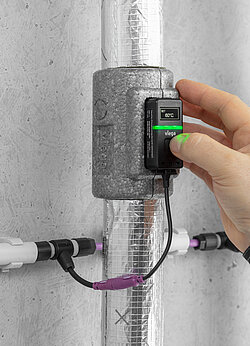 Mit dem „AquaVip-Zirkulationsregulierventil elektronisch“ von Viega lässt sich die Temperatur in zirkulierenden Trinkwasserinstallationen nahezu konstant halten – dauerhaft und ohne genaue Kenntnis des Rohrleitungsnetzes. Das Zirkulationssystem bleibt so permanent im hygienisch optimalen Temperaturbereich. (Foto: Viega)