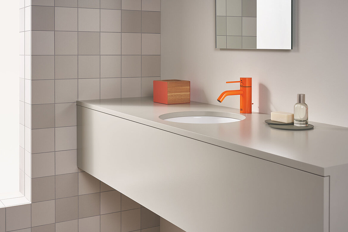 Meta Slim in Orange: Das markante Ensemble zeigt, wie sich mit einem expressiven, außergewöhnlichen Armaturendesign auch kleine Räume prägen lassen. Produktdesign der Armaturen: Sieger Design Copyright: Dornbracht