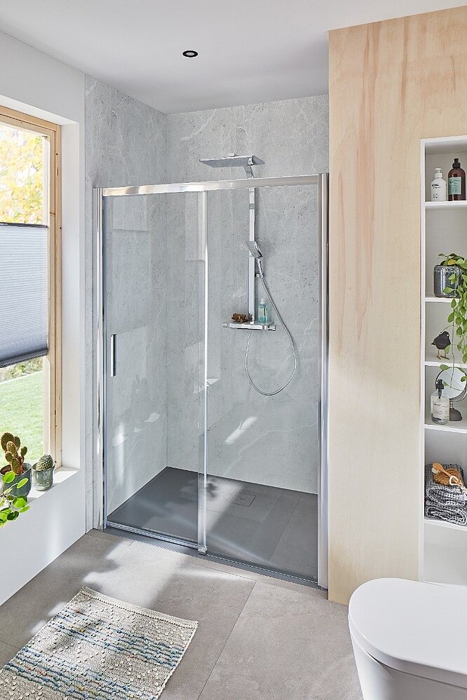 Mit den Profilfarben Alu Silber-matt, Schwarz-matt oder wie hier Chromoptik passen sich die Duschkabinen optisch genau an das Farbkonzept des Badezimmers an – für einen Look wie aus einem Guss. Bildnachweis: HSK Duschkabinenbau KG